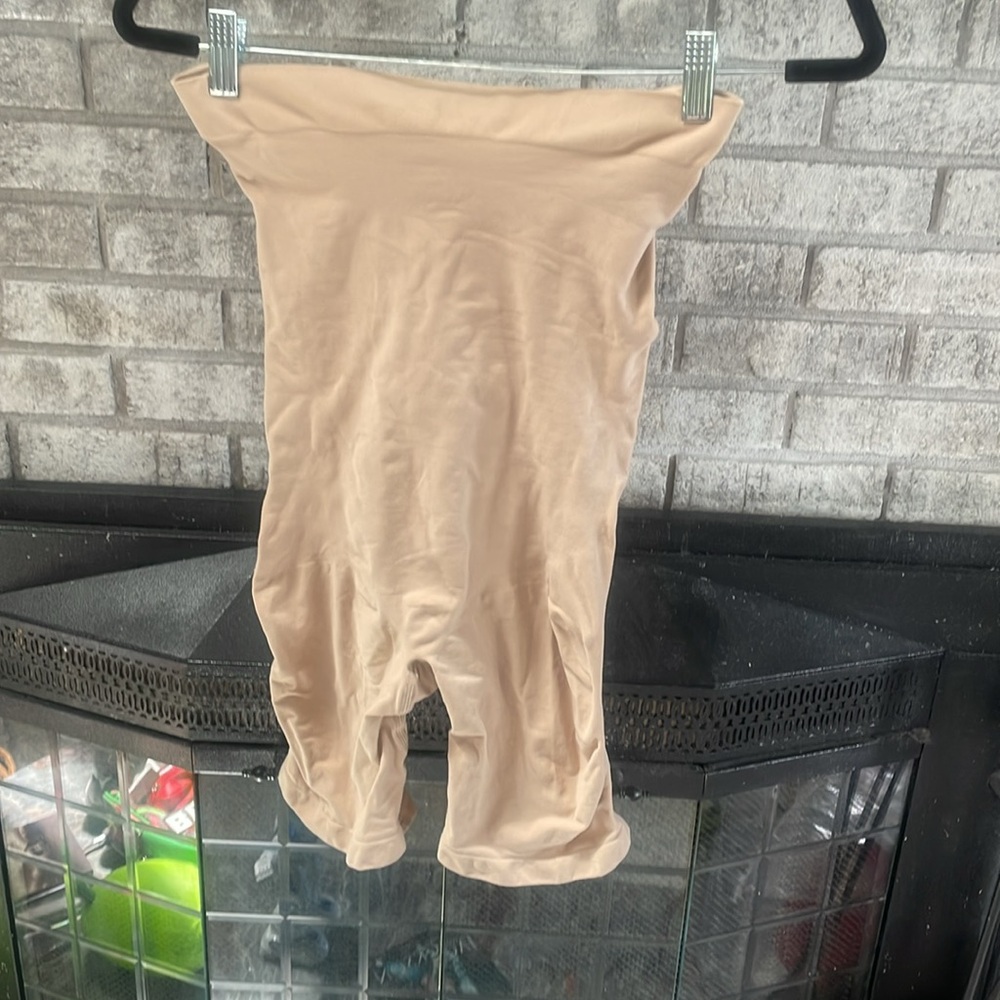 NWOT. SKIMS Sheer Seamless High Waisted Mid Thigh Short - Picture 5 of 7